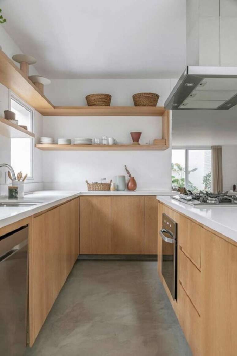 22. Decoração clean para cozinha planejada com prateleiras de madeira – Foto: Voa Arquitetura