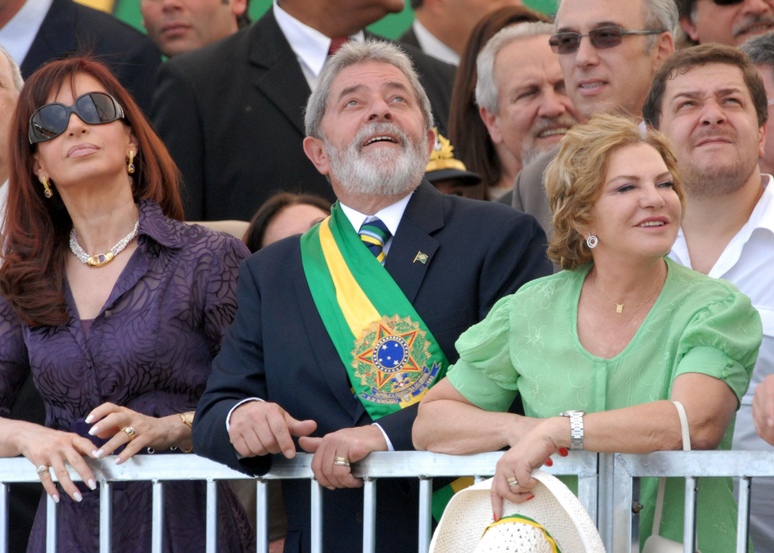 Foto mostra Lula com a nova faixa, licitada em 2006, ao lado de Cristina Kirchner e Marisa Letícia.