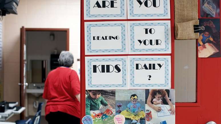 Placa de incentivo &agrave; leitura para crian&ccedil;as na Lincoln High School