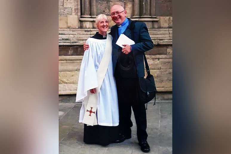 Lisa agora &eacute; capel&atilde; de um hospital e Robert, vig&aacute;rio da Igreja da Inglaterra