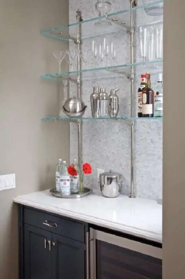 5. Decoração clean para cozinha com prateleiras de vidro – Foto: Houzz