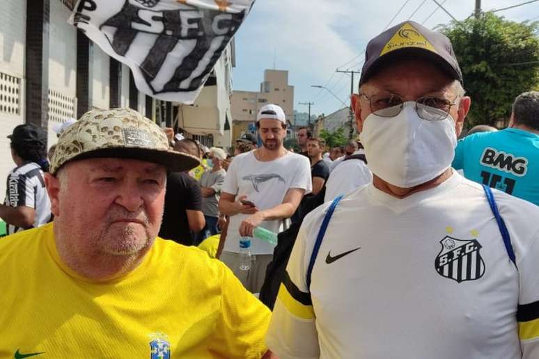 Severino e José encararam a fila para se despedir do rei