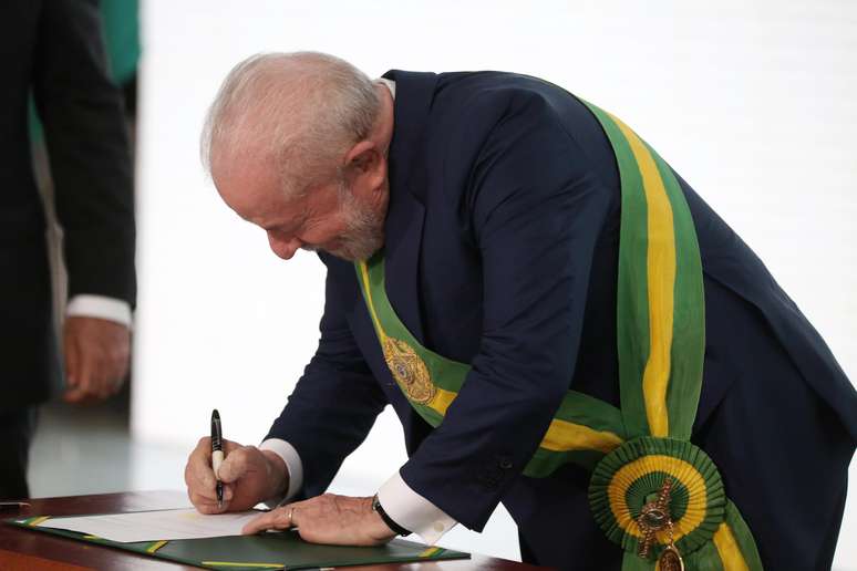  Presidente Lula assina decretos ao lado de sua esposa Janja durante cerimônia de posse dos novos Ministros de Estado, na cidade de Brasília, DF, neste domingo, 01. (Fátima Meira/Futura Press)