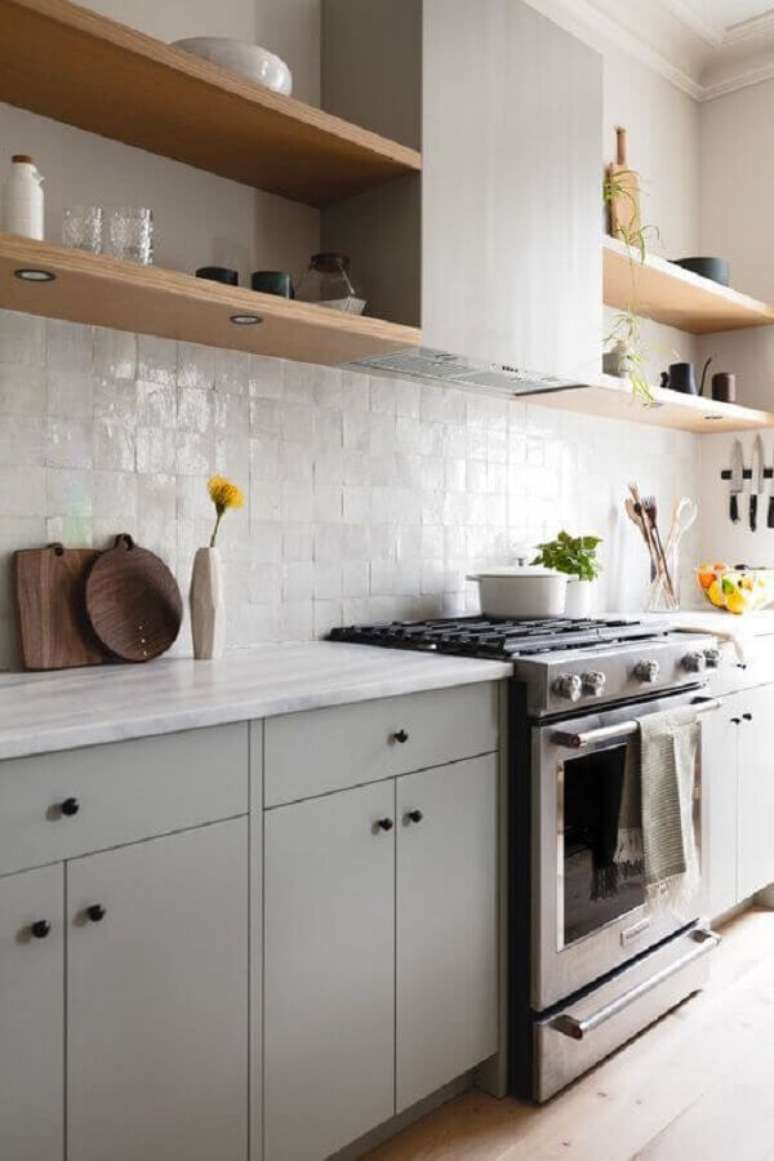 11. Cores claras para decoração de cozinha planejada com prateleiras de madeira – Foto: Naked Kitchens