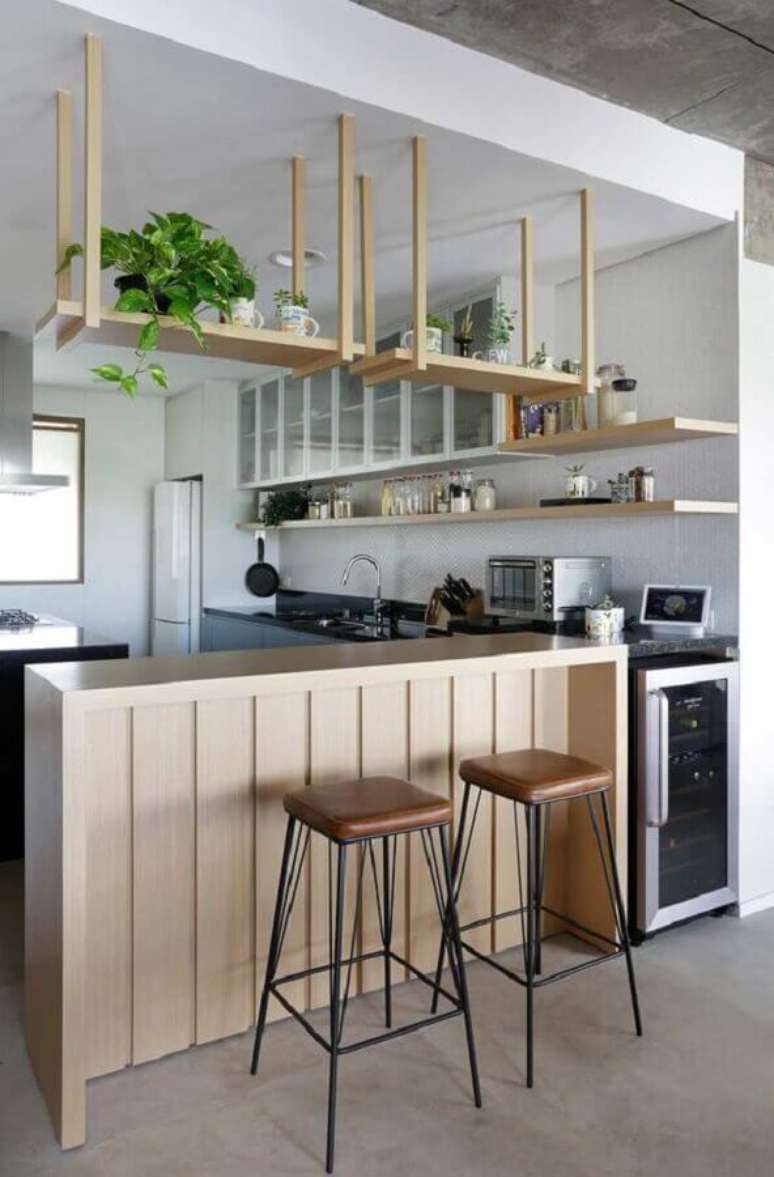 45. Decoração moderna para cozinha com prateleira suspensa – Foto: Doma Arquitetura