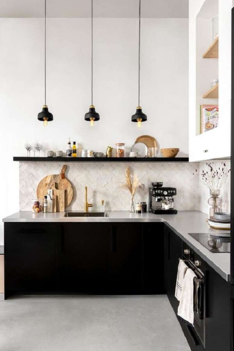 27. Decoração de cozinha com prateleira suspensa e armário preto planejado – Foto: Tanja van Hoogdalem