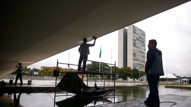 Funcionários fazem manutenção no Palácio do Planalto em foto de 16 de dezembro