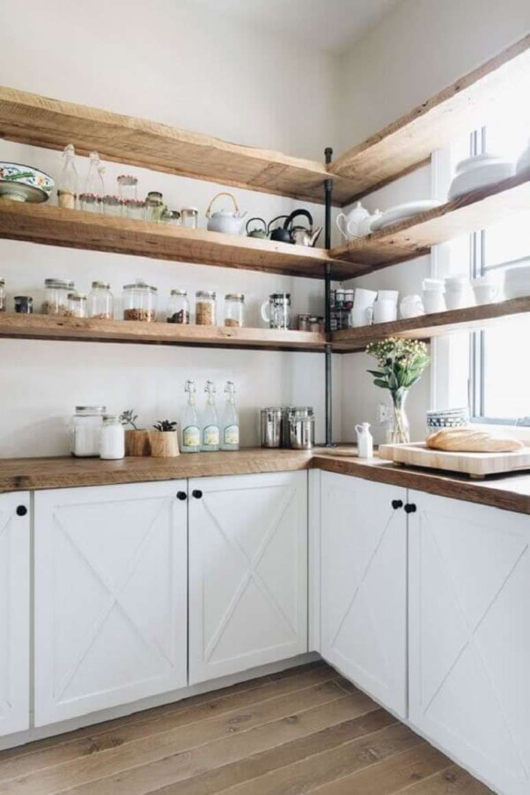 7. Decoração clean para cozinha planejada com prateleiras de canto – Foto: Apartment Therapy