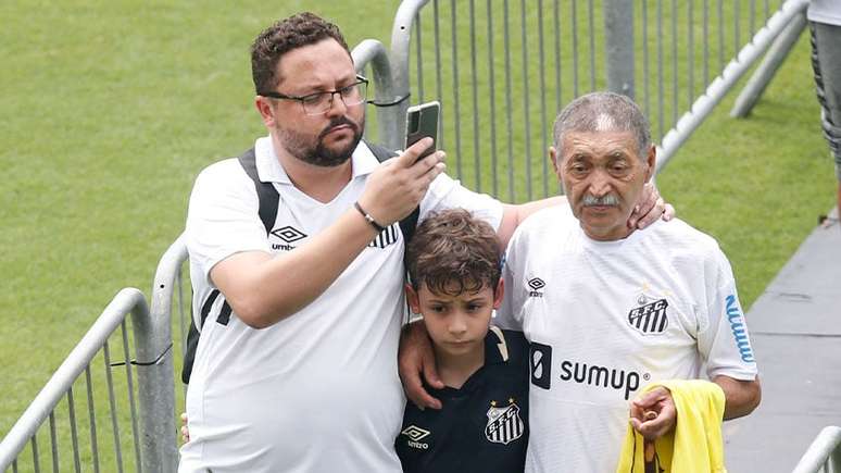 Três gerações de torcedores santistas comparecem à Vila para homenagear o Rei.