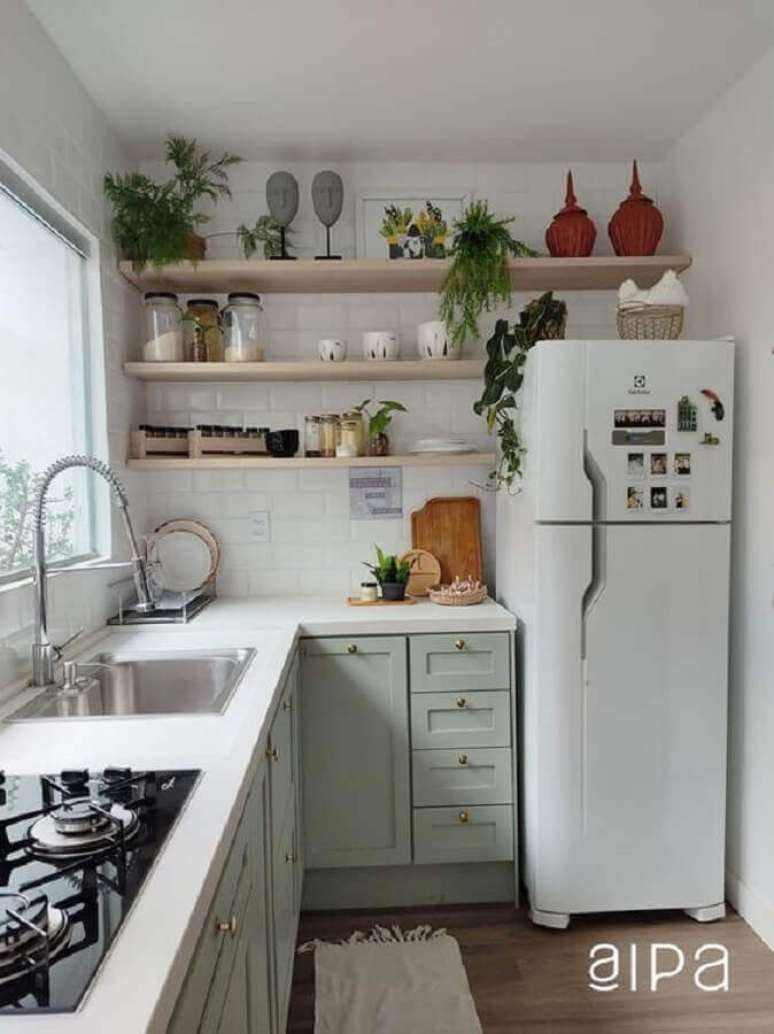 55. Decoração simples para cozinha pequena com prateleiras suspensas – Foto: Aipa Arquitetura & Interiores