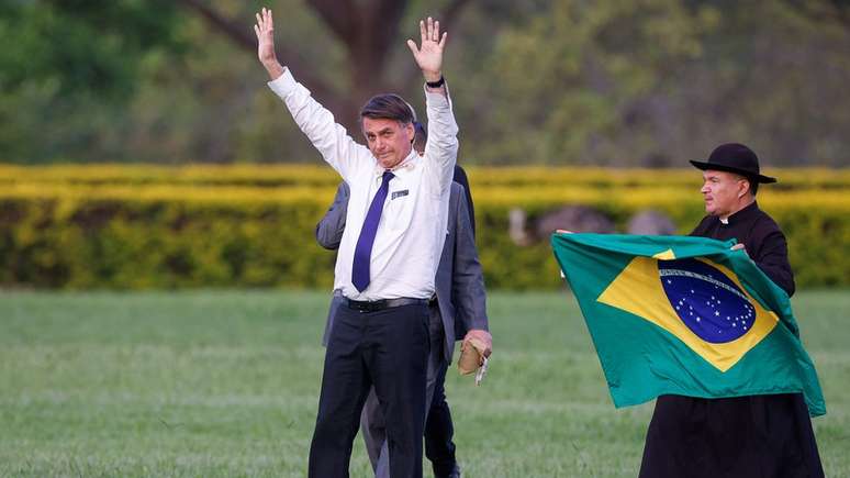 Bolsonaro acenando a apoiadores em rara aparição após derrota nas urnas; durante a campanha, ele afirmou que não tinha interesse em eventual anistia