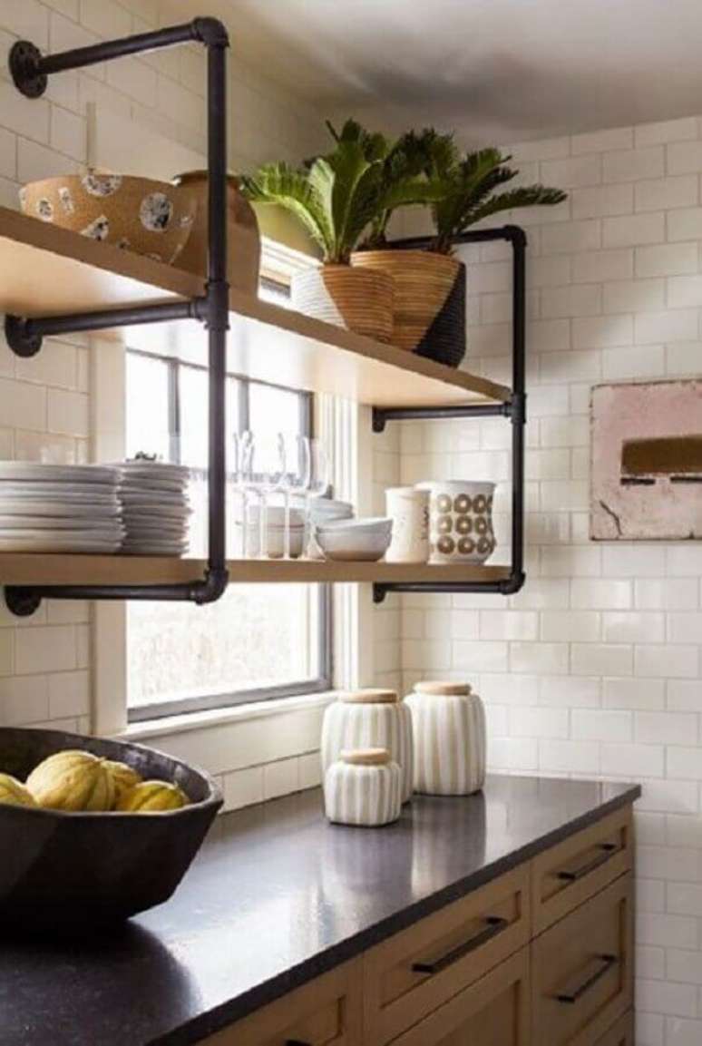 29. Decoração de cozinha com prateleiras de madeira e canos de suporte – Foto: Houzz