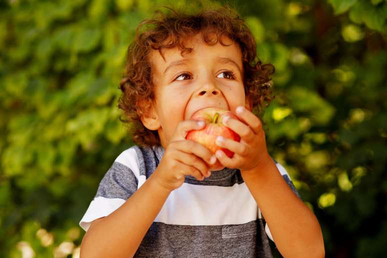 Consumo de frutas é importante para o desenvolvimento da criança. 