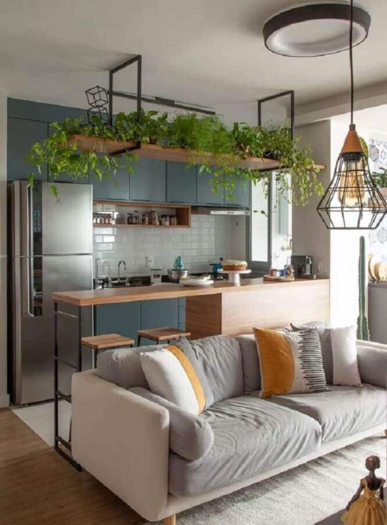 46. Decoração moderna para cozinha com prateleira suspensa integrada com sala de estar – Foto: Tesak Arquitetura