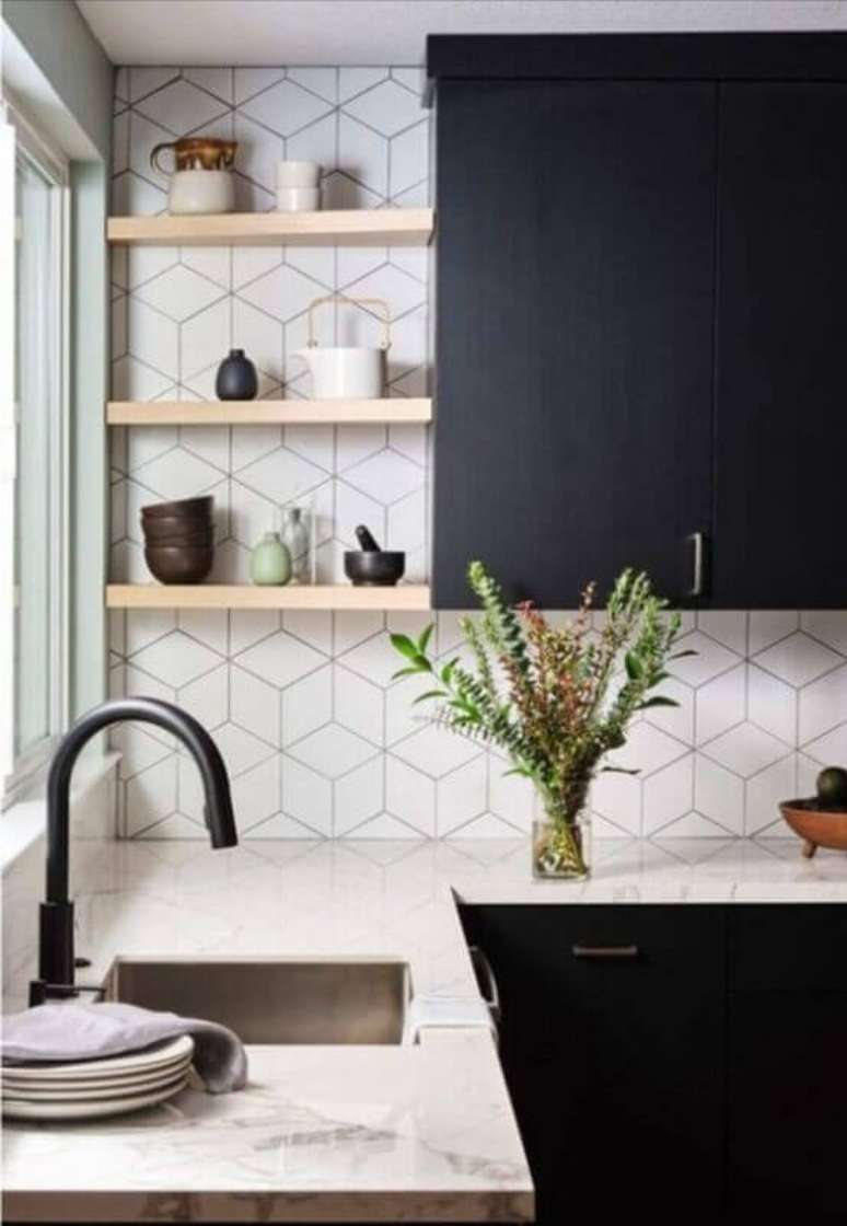 9. Armário planejado preto para decoração de cozinha com prateleira suspensa – Foto: Liven Casa