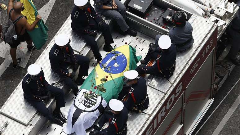 Caixão foi coberto por bandeira do Brasil e bandeira do Santos F.C.
