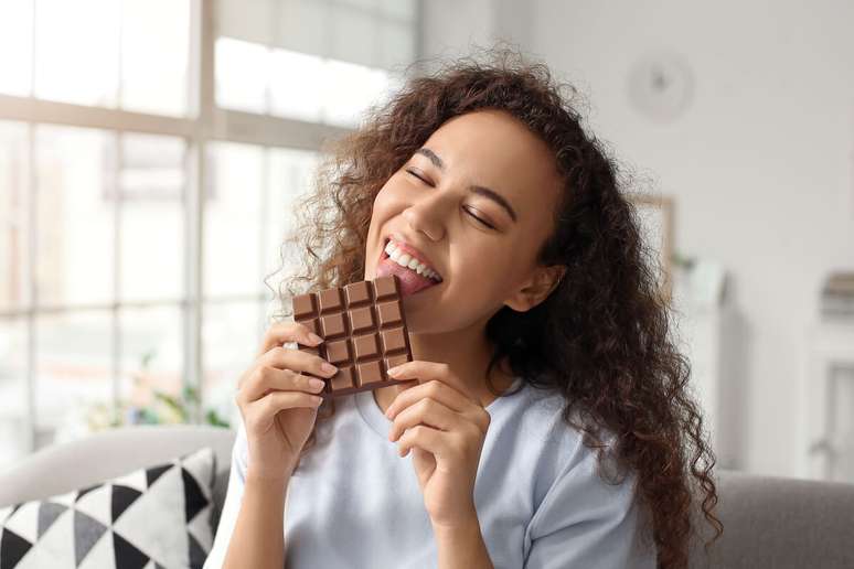 Comer chocolate em excesso pode causar enxaqueca 