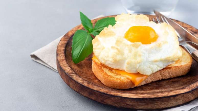 Ovos em nuvem para cafe da manhã – Foto: Shutterstock