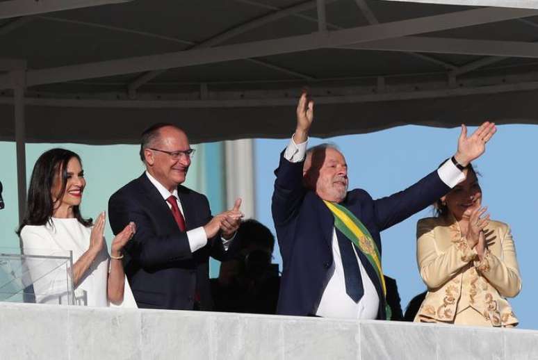 Presidente Lula sobe a rampa do Palácio do Planalto para tomar posse e receber a faixa presidencial