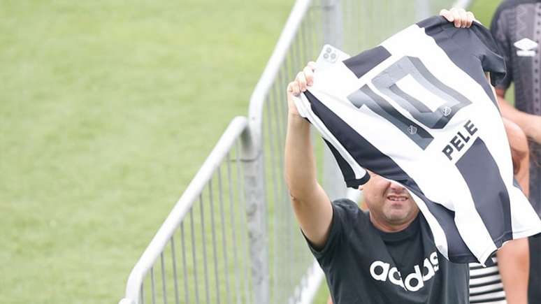 Torcedor exibe camisa com número 10 e nome do Rei do Futebol (Fernando Roberto / LANCE!)