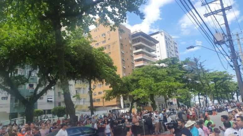 Centenas de pessoas se concentram no Canal 6 em Santos para o cortejo do Rei Pelé. O corpo passará diante do condomínio de casas em que vive a mãe do Rei, Dona Celeste, de 100 anos.