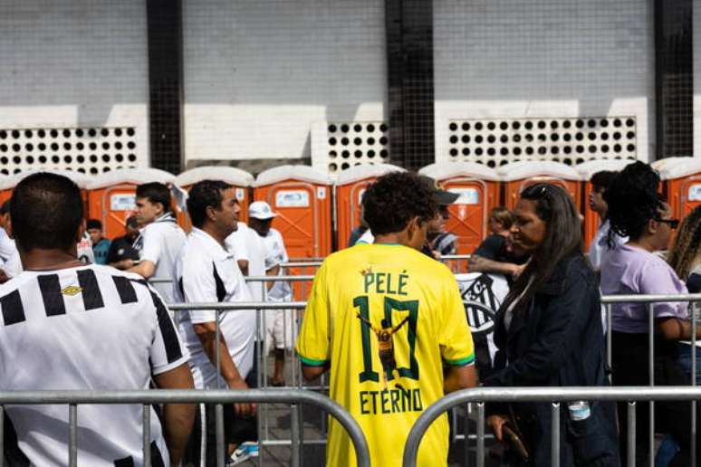 Jovem torcedor com uma camisa da seleção brasileira em homenagem a Pelé