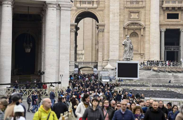 Fiéis no Vaticano para velório de Bento XVI