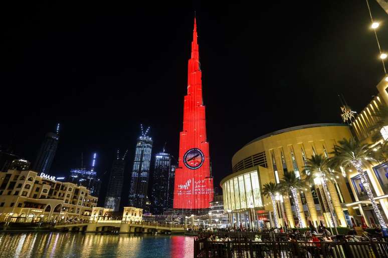 O edifício Burj Khalifa foi iluminado de vermelho quando a missão dos Emirados Árabes com destino a Marte estava se aproximando da órbita do planeta