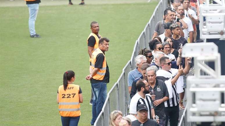 Milhares de fãs foram ao velório de Pelé na Vila Belmiro (Fernando Roberto / LANCE!)