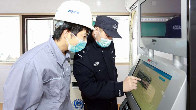 Na China, a pol&iacute;cia lida com procedimentos como a renova&ccedil;&atilde;o da carteira de motorista.