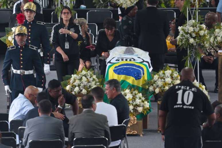 Velório do Rei Pelé durou cerca de 24 horas na Vila Belmiro, em Santos, no litoral de São Paulo.