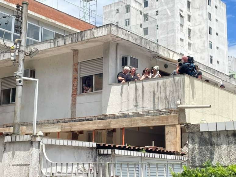 Casa de Dona Celeste, com presença da irmã de Pelé, Maria Lúcia, no terraço (Foto: Gabriel Teles/LANCE!)