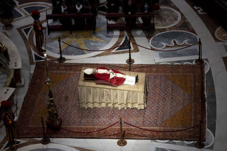 Corpo do papa emérito Bento XVI na Basílica de São Pedro