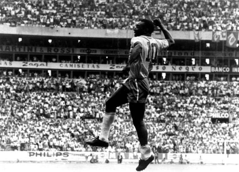 Pelé comemora, com seu gesto característico, um soco no ar, seu gol pela seleção brasileira no jogo contra a Checoslováquia pela Copa do Mundo no México de 1970.