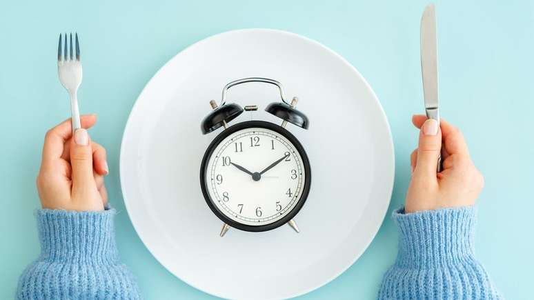 Mudanças nos horários das refeições também interferem no relógio biológico