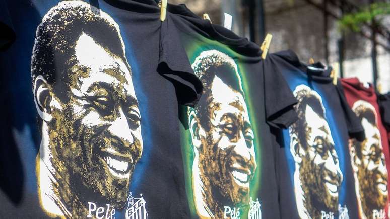 Camisas com rosto de Pelé são vendidas em Santos