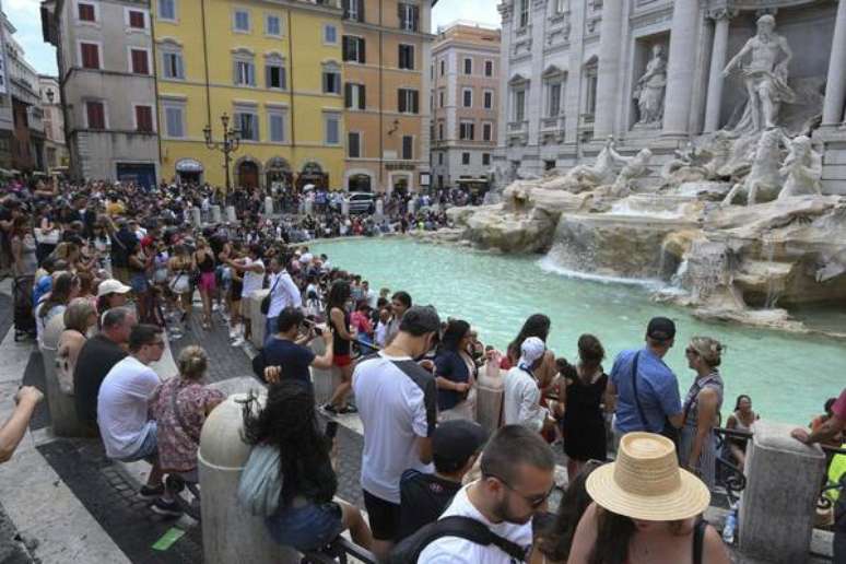 Turistas na Fontana di Trevi, uma das atrações mais célebres de Roma