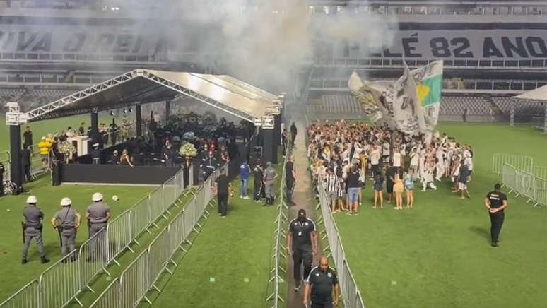 Torcedores do Santos homenagearam Pelé com festa no gramado da Vila (Foto: Gabriel Teles/LANCE!)