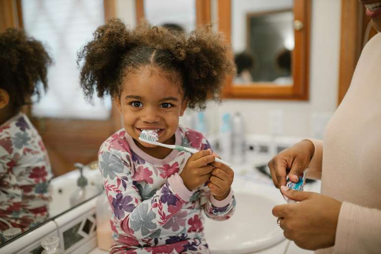 Dentistas afirmam que a escovação noturna, antes de ir para a cama, deve ser a mais caprichada