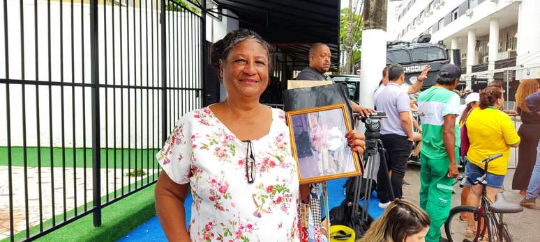 Ativista de movimento de habitação mostra foto com Pelé 