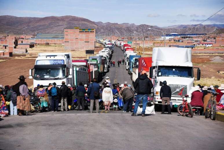 Bloqueio de rodovia em estrada entre o Peru e a Bolícia em Desaguadero, no Peru
16/12/2022
REUTERS/Claudia Morales