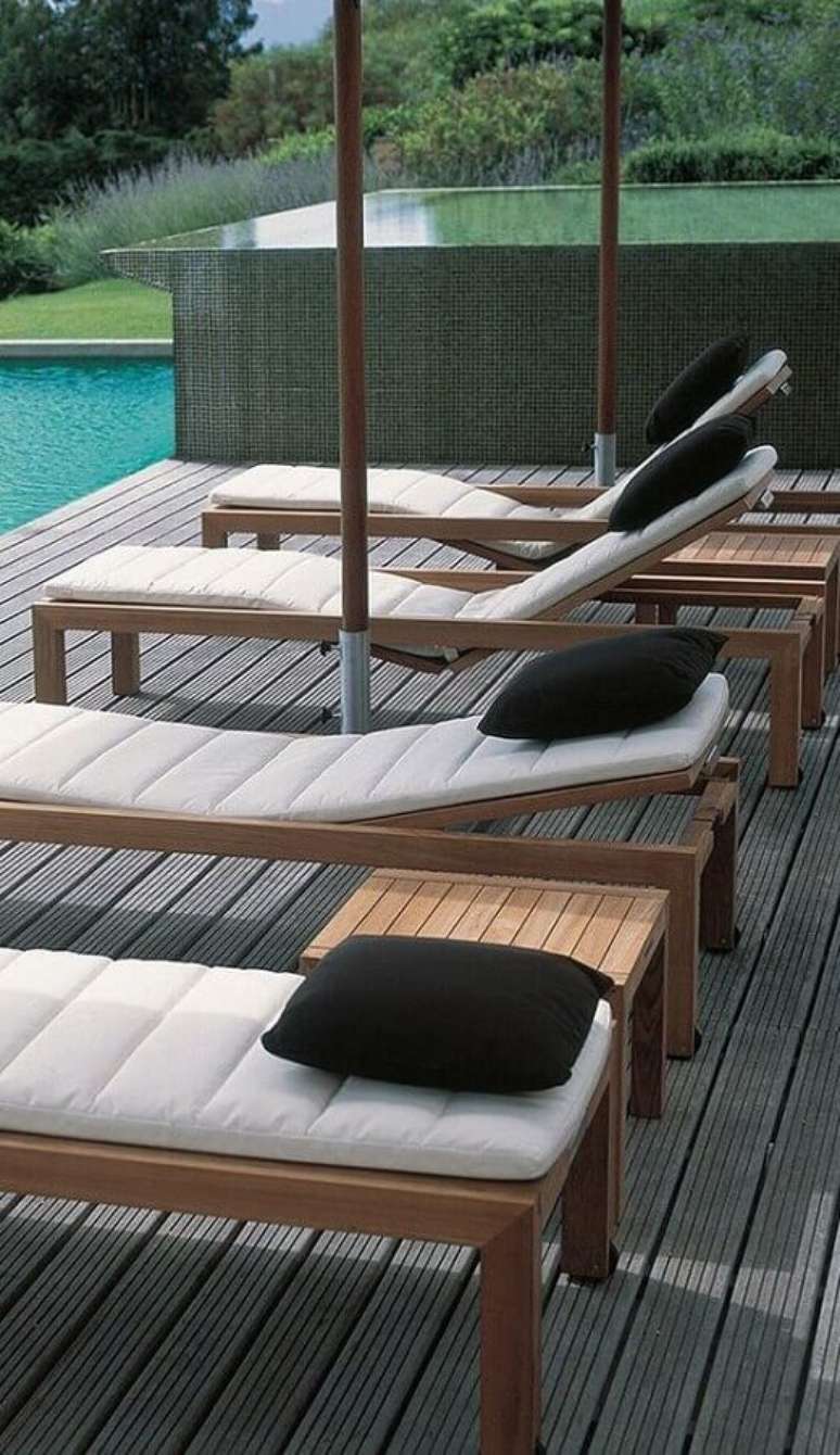 15. &Aacute;rea externa moderna decorada com almofada para espregui&ccedil;adeira de piscina &ndash; Foto: Home Fashion Trend