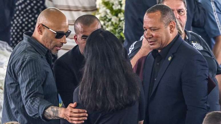 Pai de Neymar esteve presente no velório do Rei do Futebol (NELSON ALMEIDA/AFP)