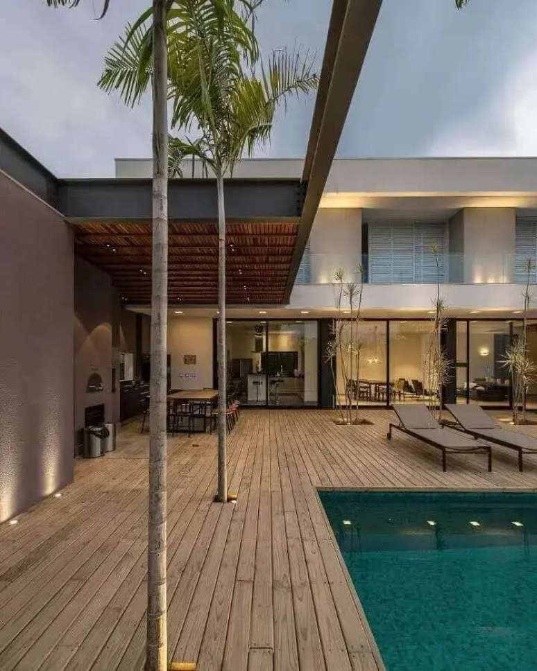 17. Cadeira espregui&ccedil;adeira de alum&iacute;nio piscina para decora&ccedil;&atilde;o de casa grande com deck de madeira &ndash; Foto: Padovani Arquitetos