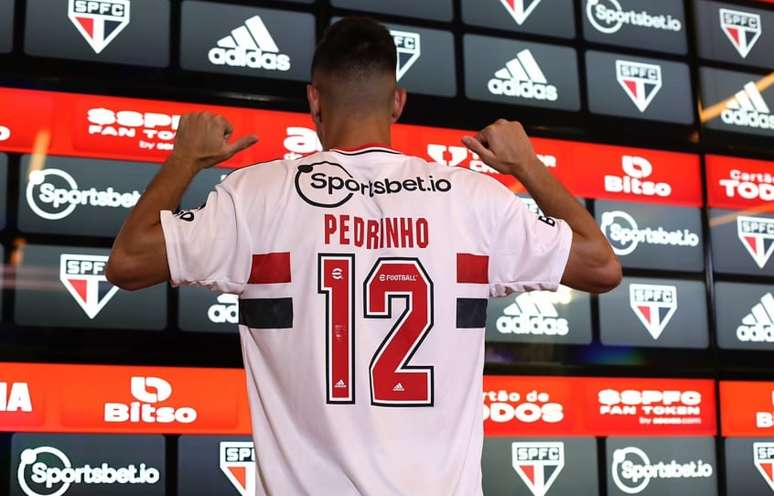 Pedrinho posa durante sua apresentação oficial, no CT da Barra Funda (Foto: Rubens Chiri/São Paulo FC)