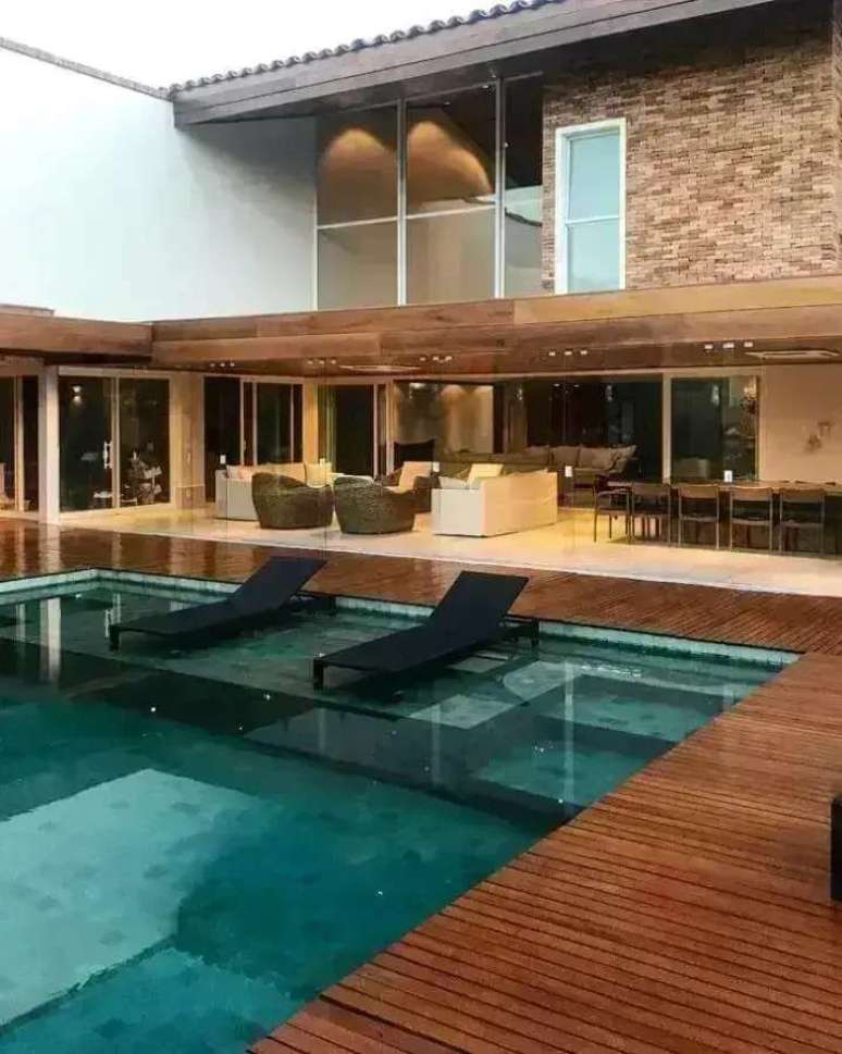 36. Decora&ccedil;&atilde;o de casa moderna com deck de madeira e espregui&ccedil;adeira de alum&iacute;nio piscina &ndash; Foto: Roberto Cimino