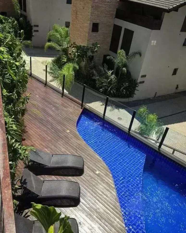 23. Deck de madeira para decora&ccedil;&atilde;o com espregui&ccedil;adeira de alum&iacute;nio piscina &ndash; Foto: Cat&ecirc; Poli Paisagismo