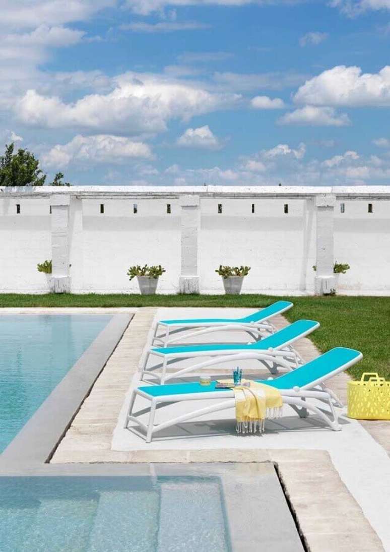 34. Decora&ccedil;&atilde;o de casa com modelo simples de espregui&ccedil;adeira de piscina &ndash; Foto: Kian Contract
