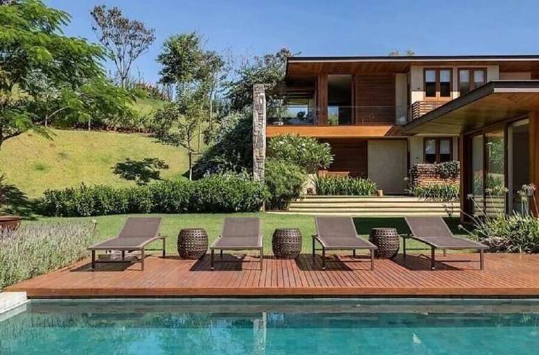 46. Espregui&ccedil;adeira de piscina para deck de madeira em casa grande e moderna &ndash; Foto: Cat&ecirc; Poli Paisagismo