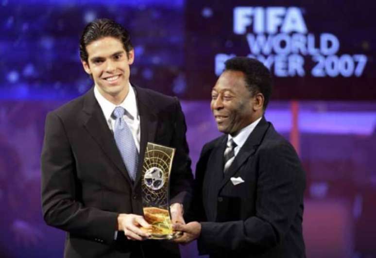 Pelé entregou a Bola de Ouro a Kaká, em 2007 (Foto: AFP/FABRICE COFFRINI)